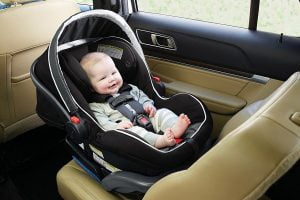 Cách đảm bảo an toàn cho trẻ nhỏ khi đi ô tô 110