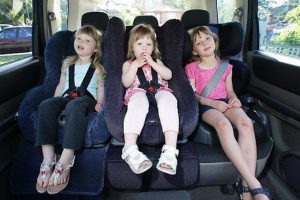 Vì sao khi đi ô tô không nên cho trẻ em ngồi hàng ghế trước 41